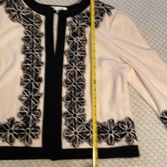 ST. JOHN Women’s Knit Cream Black Embroidered Trim Jacket Size 12 - Picture 10 of 16